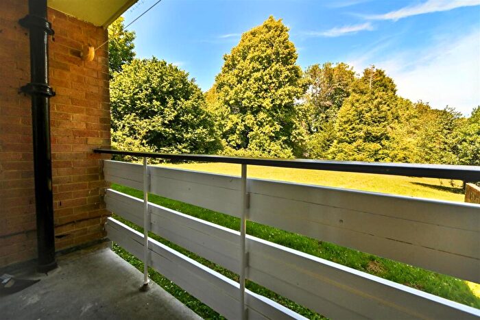 2 Bedroom Flat For Sale In Hamsey Close, Eastbourne, BN20
