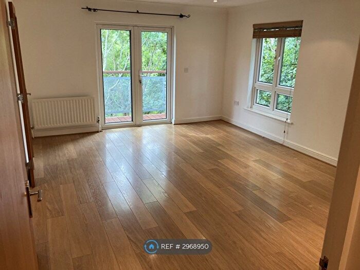 2 Bedroom Flat To Rent In Metropolitan Place, Watford, WD18