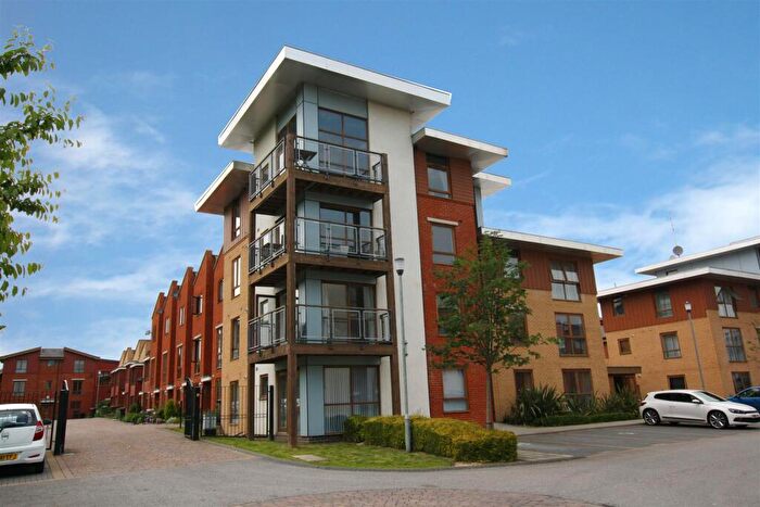 2 Bedroom Flat To Rent In Commonwealth Drive, Three Bridges, Crawley, West Sussex., RH10