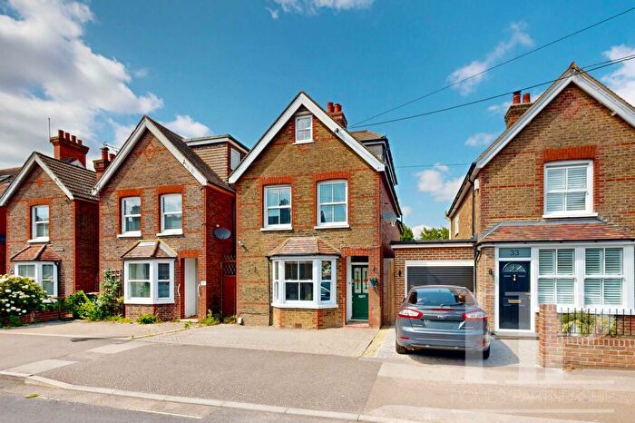 3 Bedroom Link Detached House For Sale In Spencers Road, Crawley, RH11