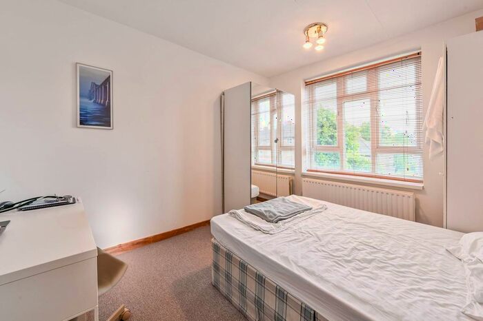 2 Bedroom Flat For Sale In Manor Road, Stoke Newington, London, N16