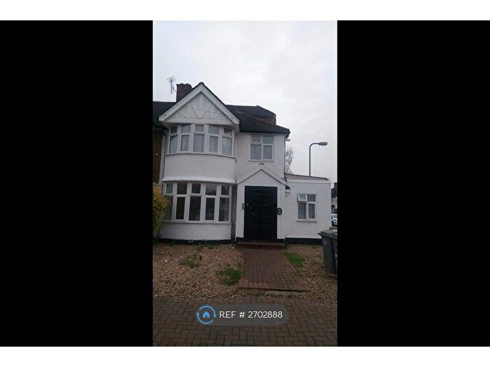 3 Bedroom Maisonette To Rent In Girton Avenue, London, NW9