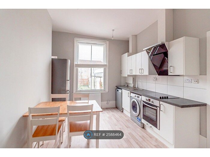 3 Bedroom Flat To Rent In Stanlake Road, London, W12
