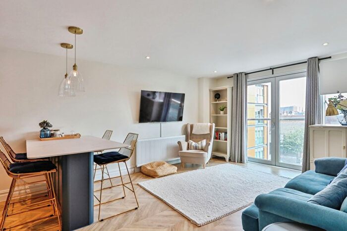 2 Bedroom Flat For Sale In High Street, Poole, Dorset, BH15