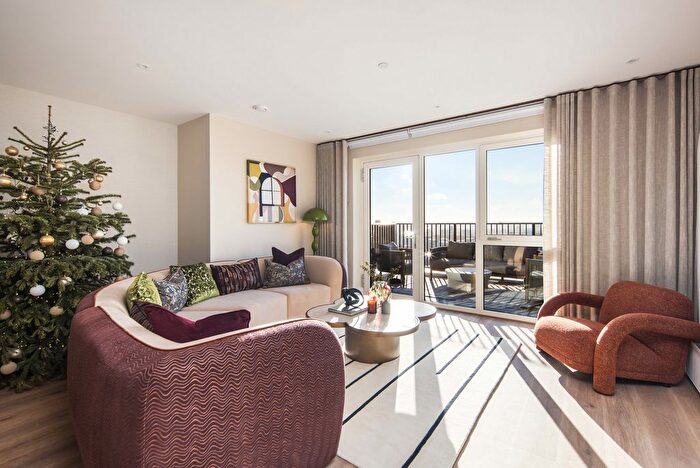 3 Bedroom Flat For Sale In Bow Common Lane, London, E3