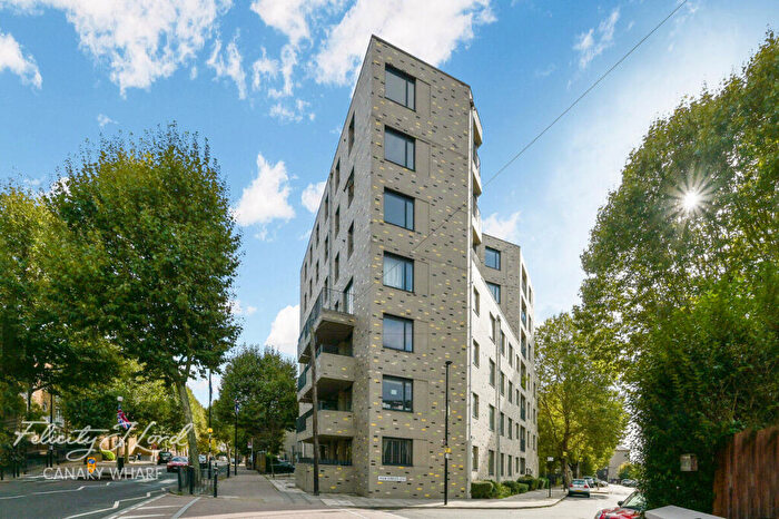 2 Bedroom Apartment For Sale In Triangle Apartments, Isle Of Dogs, London, E14