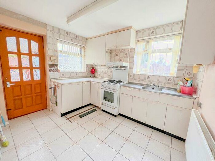 3 Bedroom Semi-Detached House For Sale In Mayland Drive, Streetly, Sutton Coldfield, B74