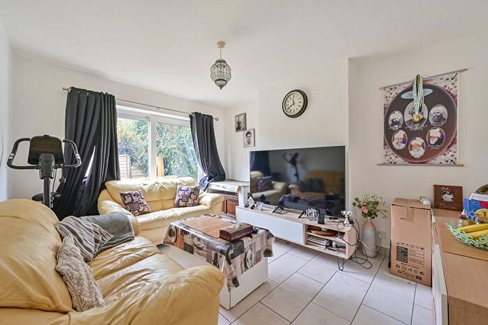 3 Bedroom Maisonette For Sale In London Road, Morden, SM4
