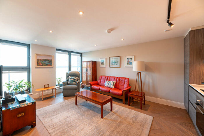 2 Bedroom Flat For Sale In Leigh Road, Leigh-on-sea, SS9