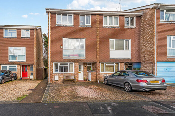 4 Bedroom End Of Terrace House For Sale In Ashdown Avenue, Farnborough, GU14