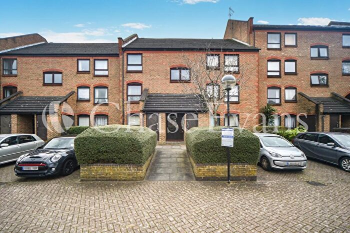 2 Bedroom Flat For Sale In Horseshoe Close, Isle Of Dogs, London, E14