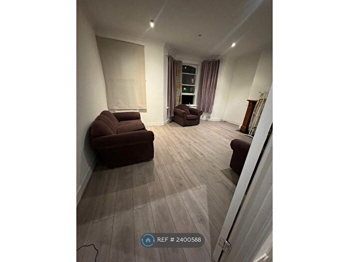 2 Bedroom Flat To Rent In Perran Road, London, SW2