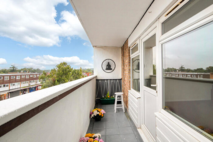 2 Bedroom Apartment To Rent In Crockhamwell Road, Reading, RG5