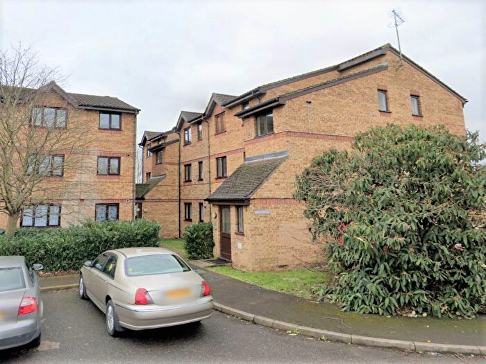 2 Bedroom Flat To Rent In Overton Drive, Chadwell Heath, Romford, RM6