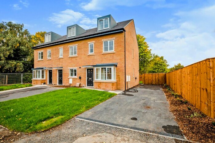 3 Bedroom End Of Terrace House To Rent In Spindle Walk, Huddersfield, HD2