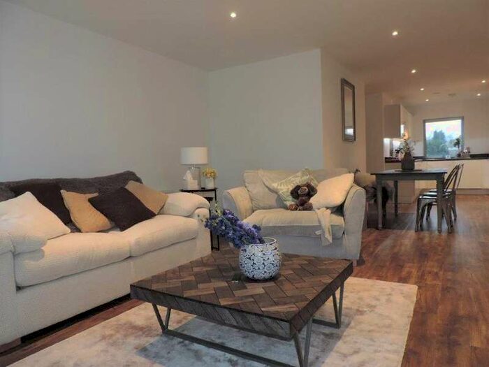 3 Bedroom Property To Rent In Station View Guildford, GU1