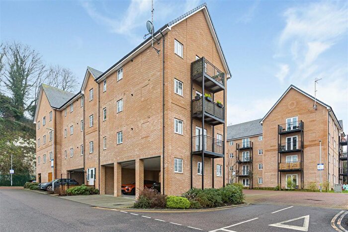 2 Bedroom Flat For Sale In Arnold Close, Hertford, SG13