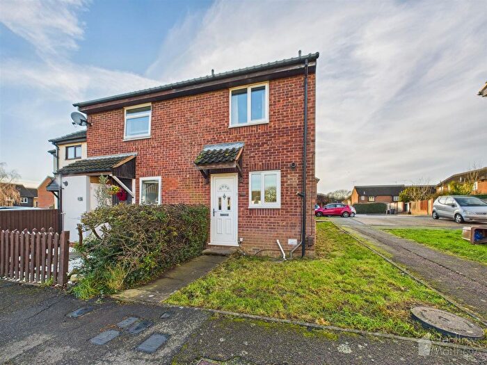 2 Bedroom Property For Sale In Parishes Mead, Stevenage, SG2