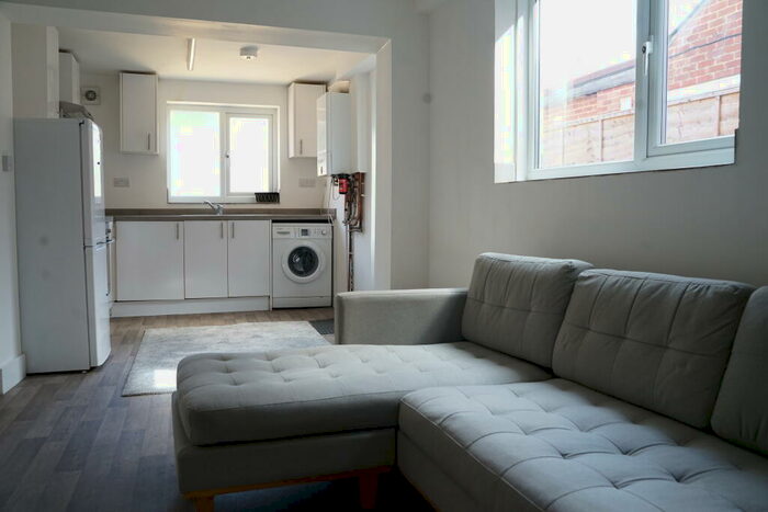 5 Bedroom Terraced House To Rent In Milton Road, SO15