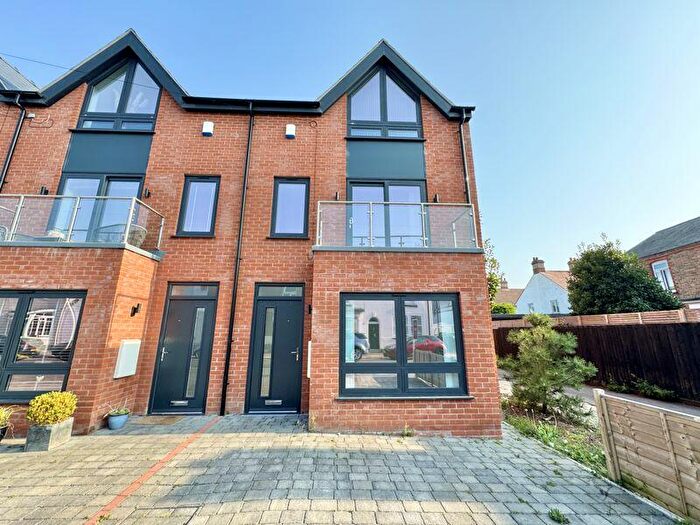 4 Bedroom End Of Terrace House To Rent In Bradford Avenue, Cleethorpes, DN35