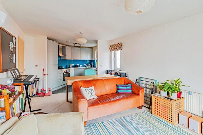 2 Bedroom Flat For Sale In Reynolds Avenue, Redhill, Surrey, RH1