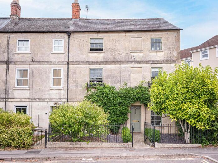 5 Bedroom End Of Terrace House For Sale In London Road, Chippenham, SN15