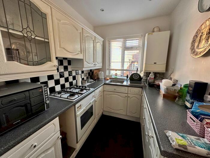 1 Bedroom Flat To Rent In Park Close, Finchley Park, London, N12