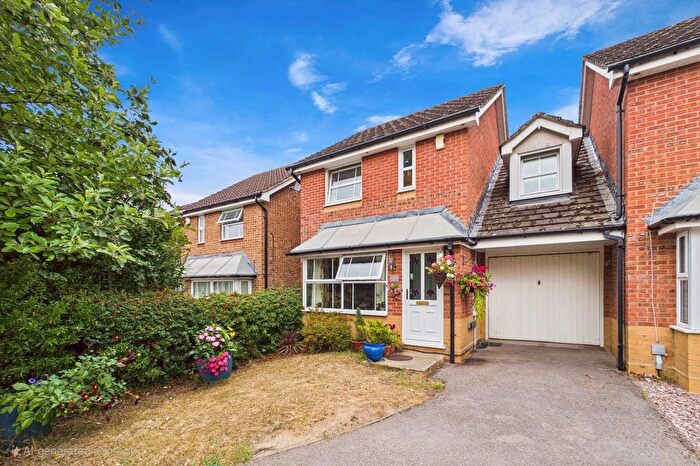 3 Bedroom Link Detached House For Sale In Broadmeadow End, Thatcham, Berkshire, RG18