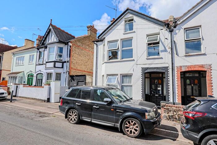 2 Bedroom Flat For Sale In Hainault Avenue, Westcliff-On-Sea, SS0