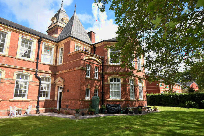 2 Bedroom Apartment For Sale In Clyst Heath, Exeter, EX2