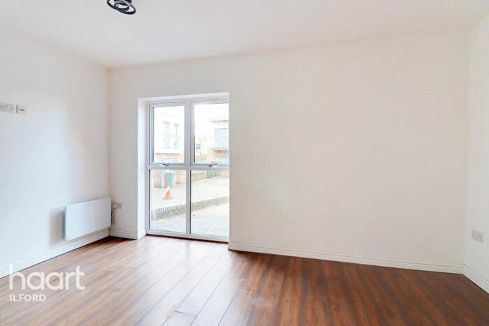 3 Bedroom Flat To Rent In Blackberry Close, London, E17