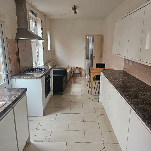 3 Bedroom Terraced House For Sale In Winchester Avenue, Leicester, LE3