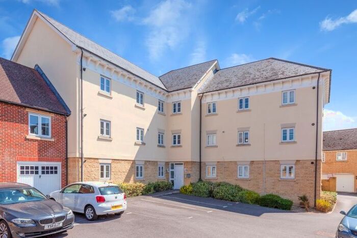 2 Bedroom Flat To Rent In Ashcombe Crescent, Witney, OX28