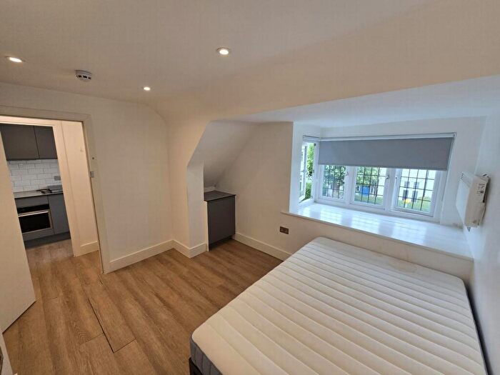 Studio To Rent In Temple Gardens, London, NW11