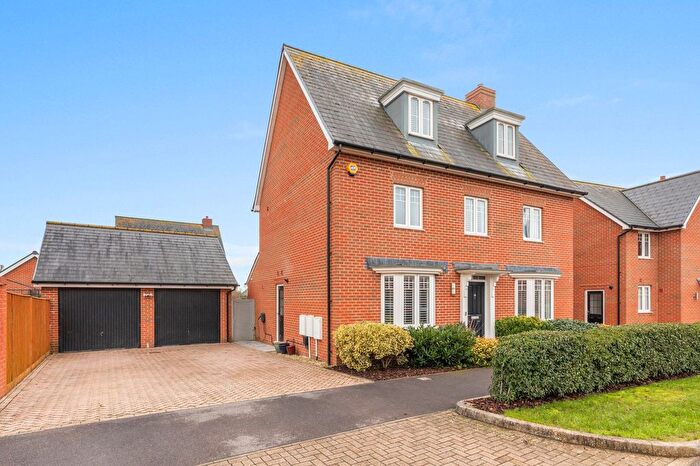 5 Bedroom Detached House For Sale In Barge Crescent, Broughton, HP22