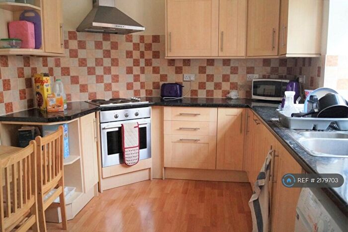3 Bedroom Flat To Rent In Golders Court, London, NW11