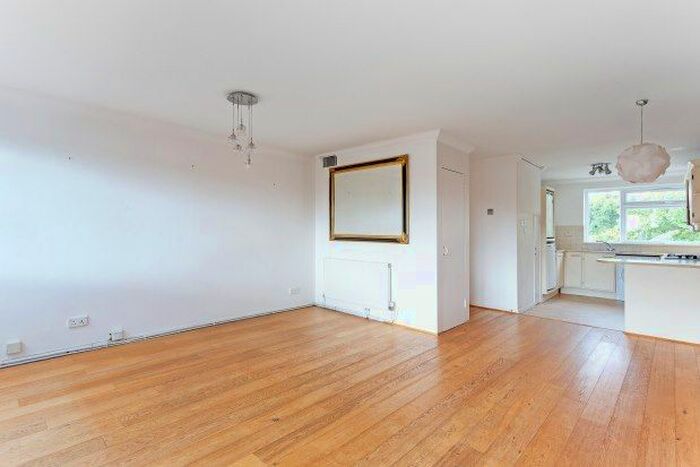 2 Bedroom Flat To Rent In Park Close Kings Paddock, Hampton, TW12