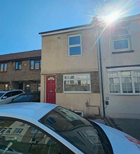 3 Bedroom End Of Terrace House To Rent In Upper Luton Road, Chatham, ME5