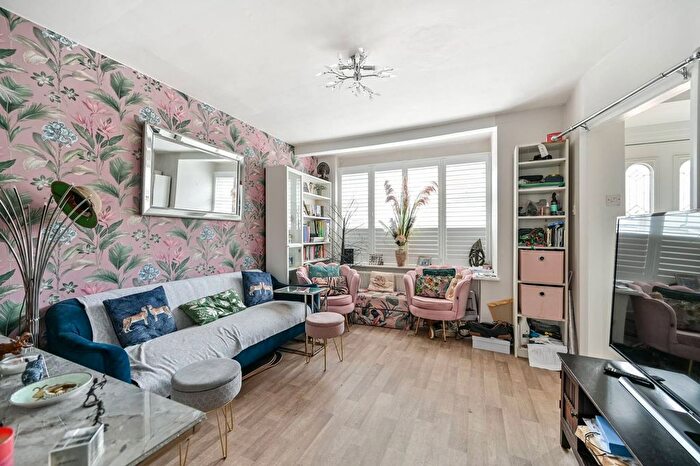 3 Bedroom Semi-Detached House For Sale In Harrow Road, Bedfont, Feltham, TW14