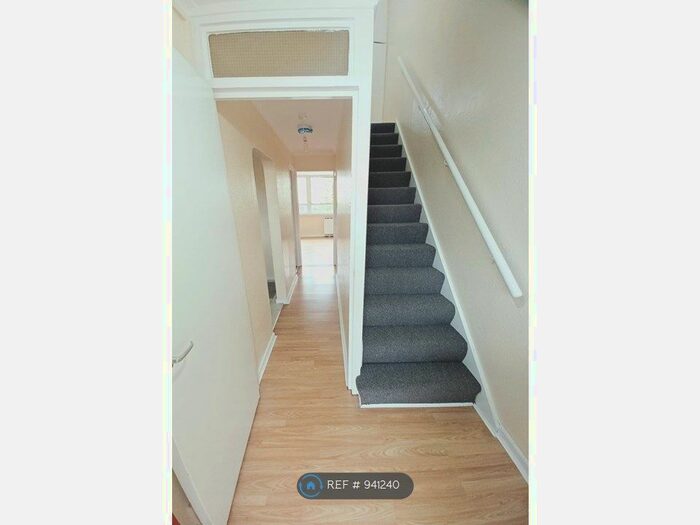 3 Bedroom Flat To Rent In Palmers Road, London, N11