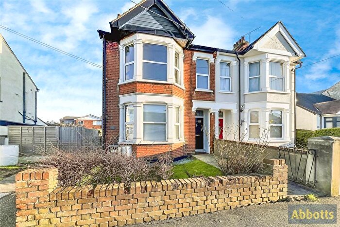 1 Bedroom Flat For Sale In Woodfield Road, Benfleet, Essex, SS7