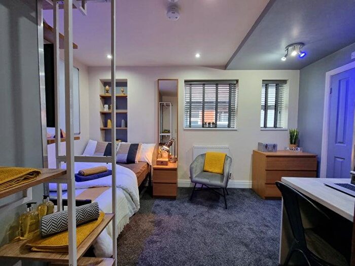 Studio To Rent In West Parade - Studio For /, LN1