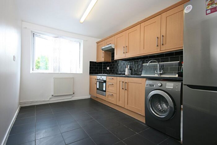 2 Bedroom Maisonette To Rent In Campbell Road, E3