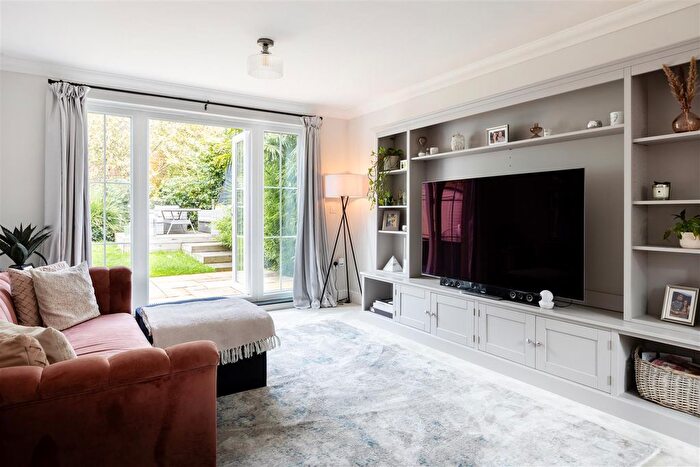 4 Bedroom Detached House For Sale In Buxton Place, Caterham, CR3