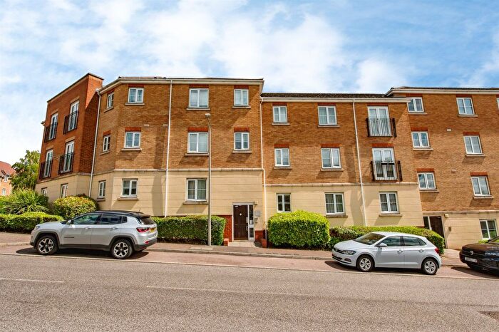 2 Bedroom Flat For Sale In Windermere Avenue, Purfleet-On-Thames, RM19