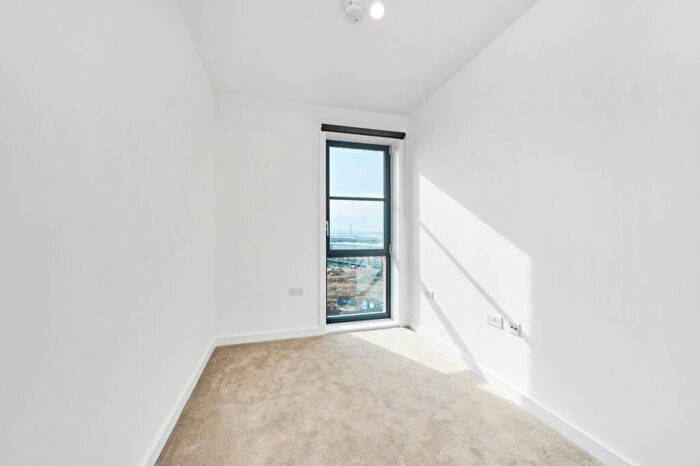 3 Bedroom Flat To Rent In New Road, Dagenham, RM9