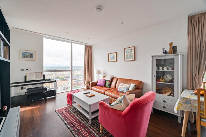 2 Bedroom Flat For Sale In Maine Tower, Canary Wharf, London, E14