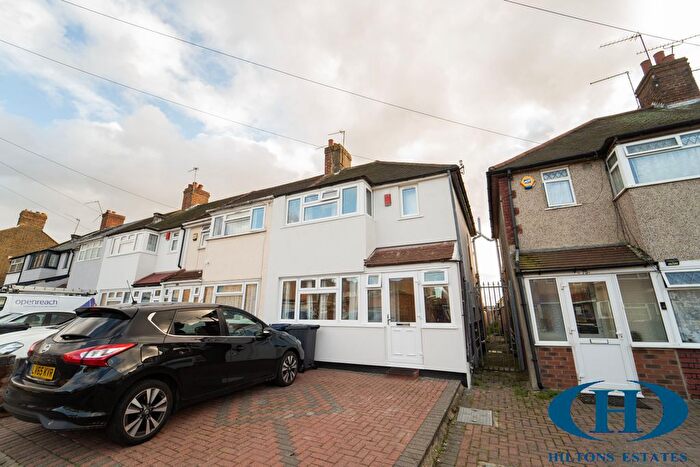 3 Bedroom Semi-Detached House For Sale In Beresford Road, Southall, UB1