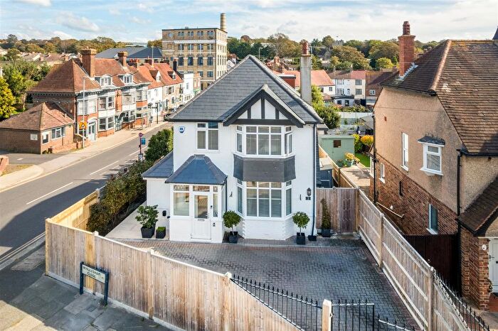 3 Bedroom Detached House For Sale In Windlesham Close, Portslade, BN41