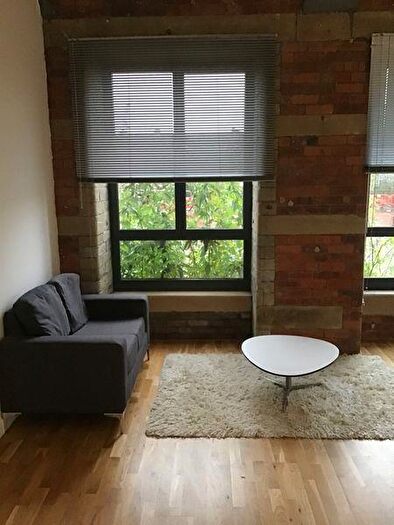 Flat To Rent In Lilycroft Road, Bradford, BD9